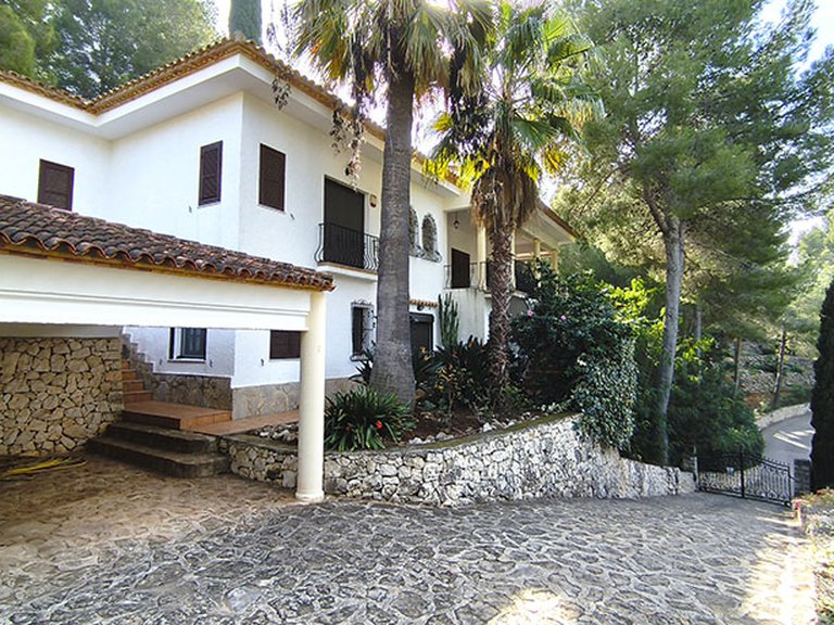 Villa for Sale in Inland La Sella Golf, Alicante 1