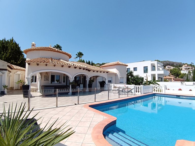 Villa for Sale in Inland La Sella Golf, Alicante 1