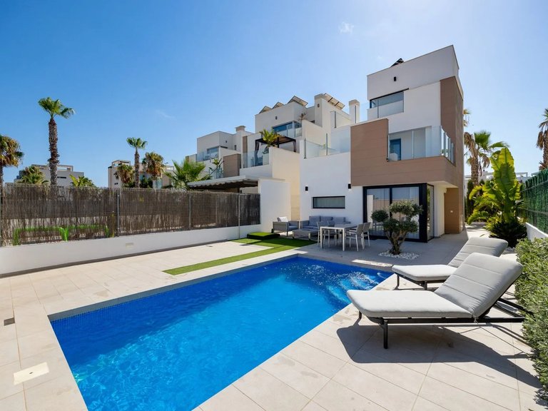 Villa for Sale in Guardamar Del Segura, Alicante 1