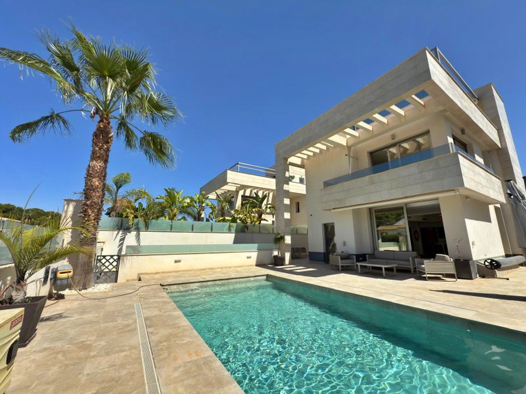 Villa for Sale in Villamartin, Alicante 1