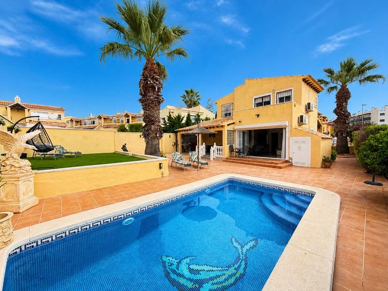 Villa for Sale in Villamartin, Alicante 1