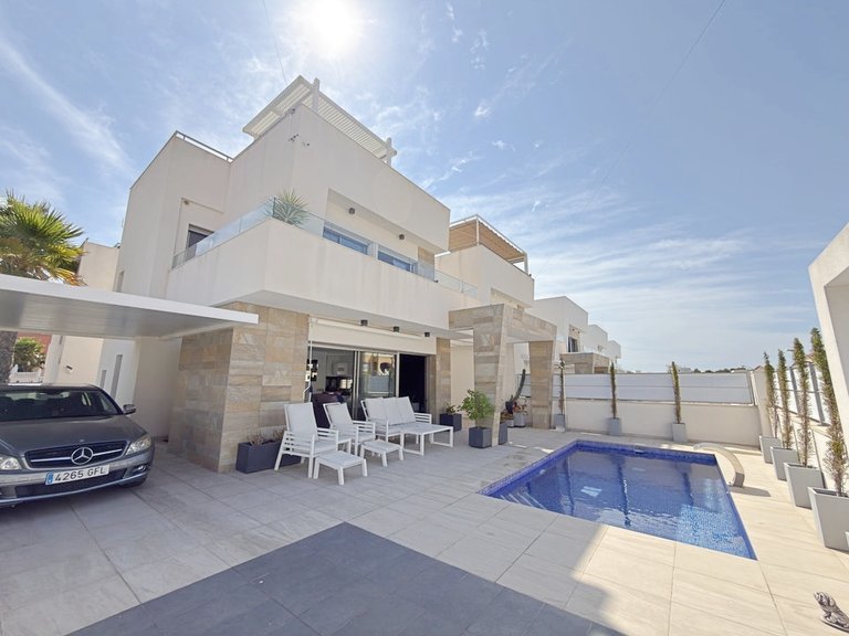 Villa for Sale in Blue Lagoon, Alicante 1