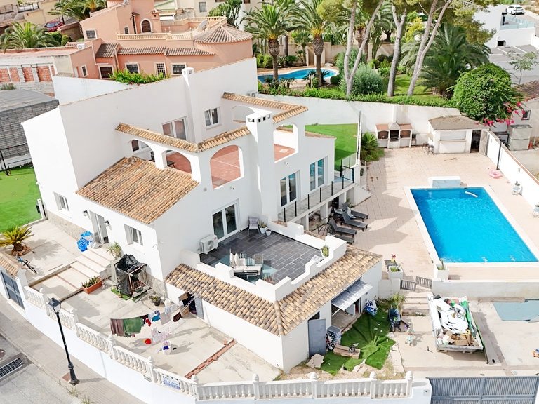 Villa for Sale in Villamartin, Alicante 1