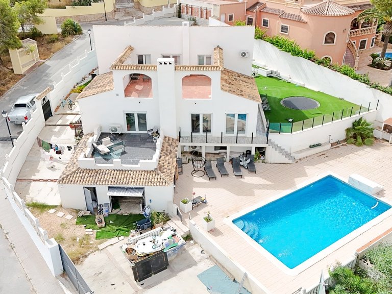 Villa for Sale in Villamartin, Alicante 2