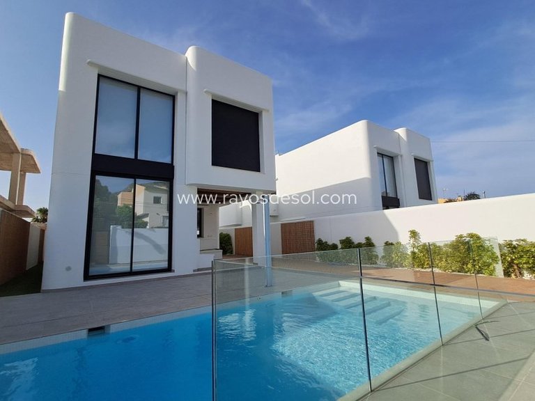 Villa for Sale in Alfas Del Pí, Alicante 2