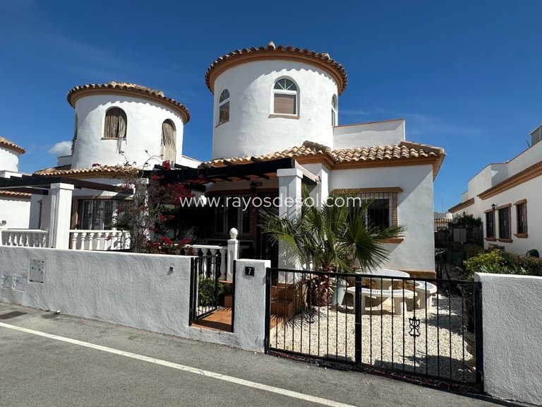 Villa for Sale in Guardamar Del Segura, Alicante 1