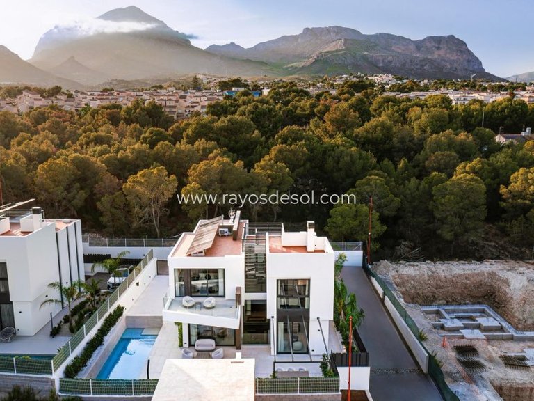 Villa for Sale in La Nucía, Alicante 5