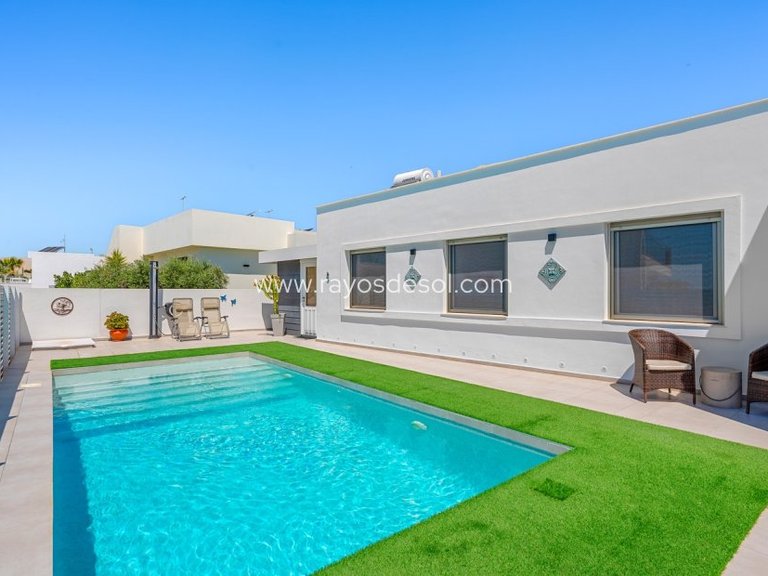Villa for Sale in La Marina, Alicante 30