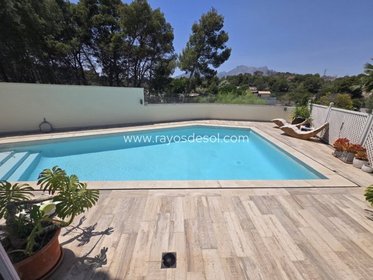 Villa for Sale in Alfas Del Pí, Alicante 2
