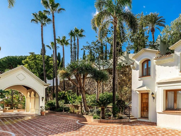 Villa for Sale in Marbella, Malaga 8