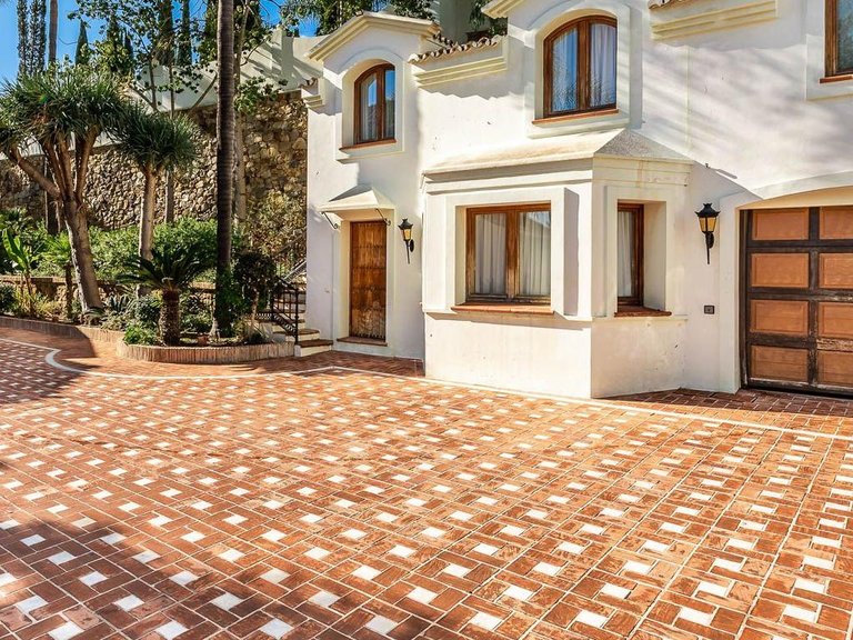 Villa for Sale in Marbella, Malaga 16