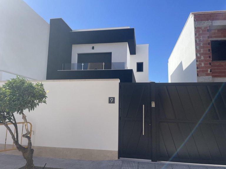 Villa for Sale in Almorad&iacute;, Alicante 2