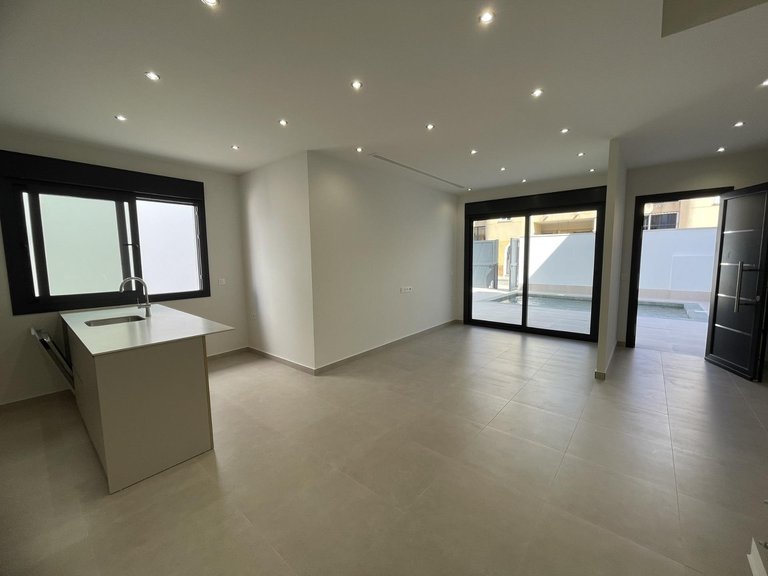 Villa for Sale in Almorad&iacute;, Alicante 4