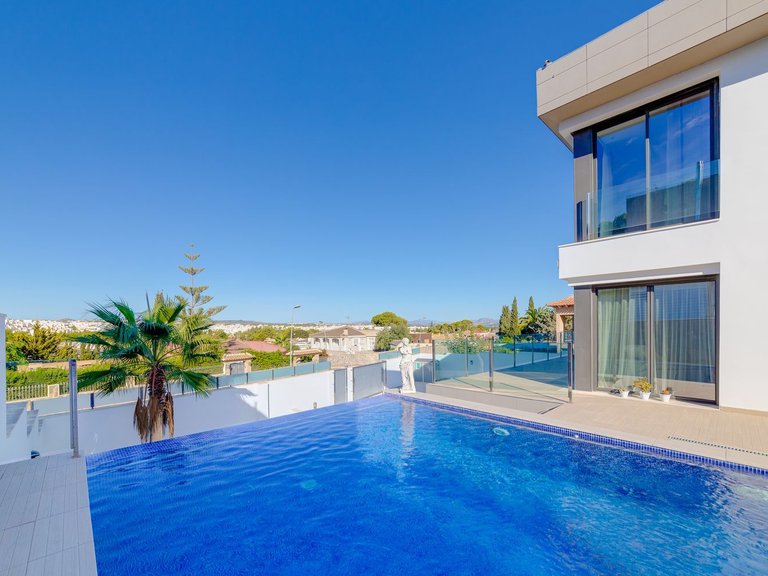 Villa for Sale in Torrevieja, Alicante 4