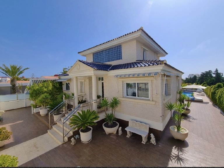 Villa for Sale in Torrevieja, Alicante 1