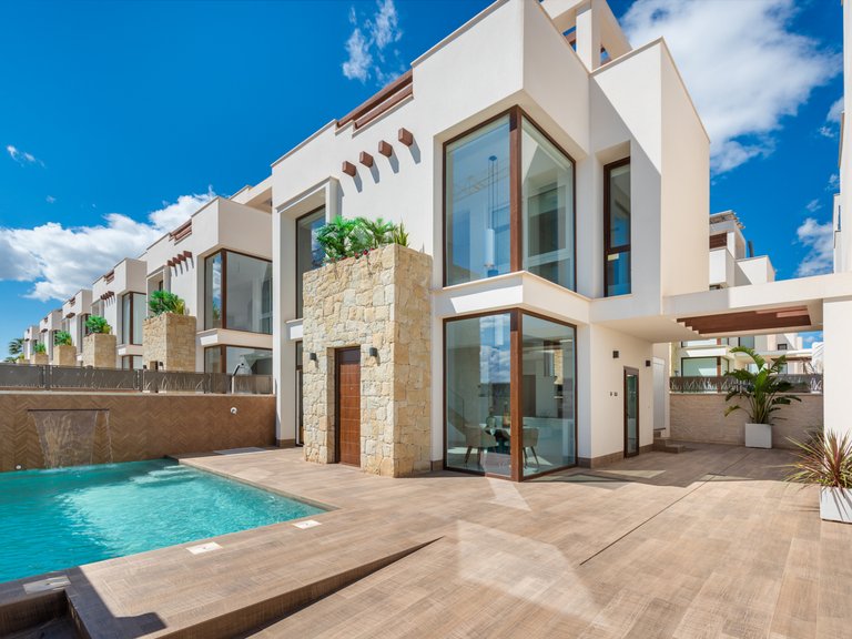 Villa for Sale in Los Montesinos, Alicante 1
