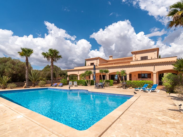 Country House for Sale in Santanyí, Balearic Islands 1