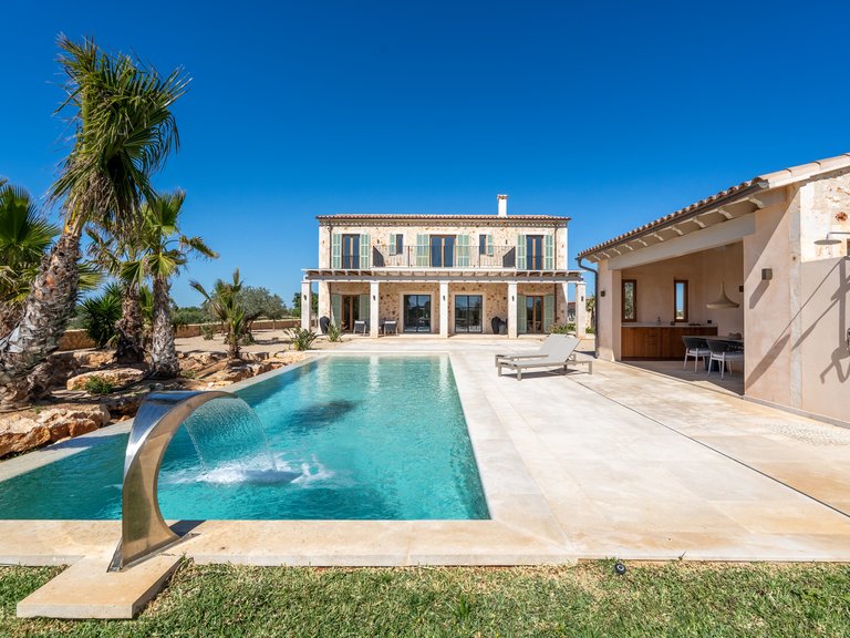 Country House for Sale in Llombards, Balearic Islands 1