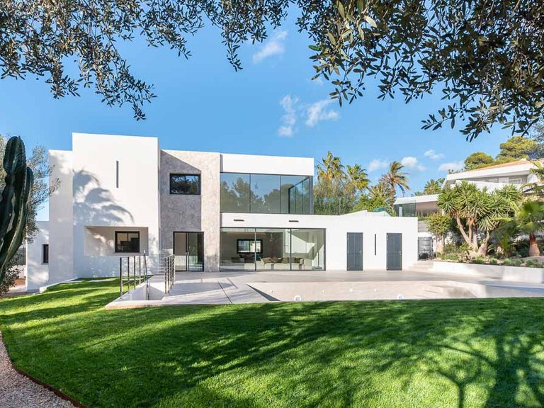 Villa for Sale in Santa Ponsa, Balearic Islands 1