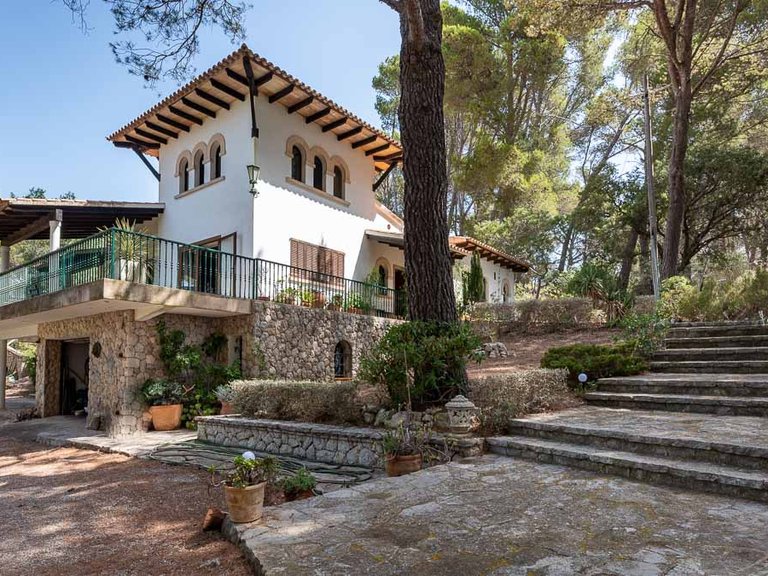 Villa for Sale in Galilea, Balearic Islands 1