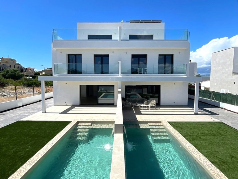 Villa for Sale in Llucmajor, Balearic Islands 1