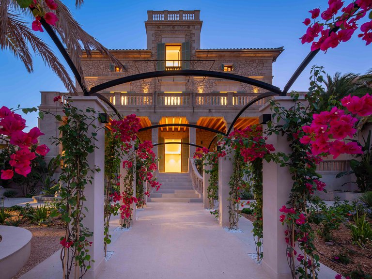 Villa for Sale in El Terreno, Balearic Islands 1