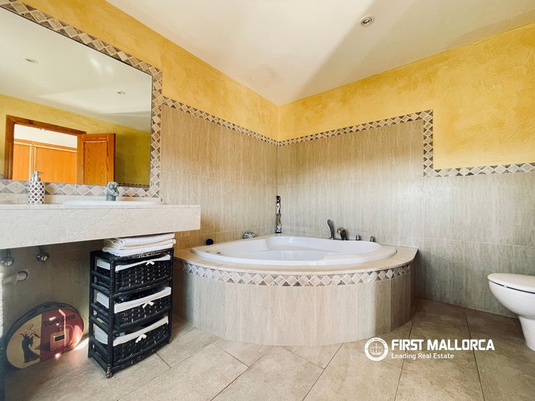 Villa for Sale in Calvià Village, Balearic Islands 31