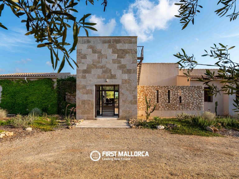 Country House for Sale in Ses Salines, Balearic Islands 2
