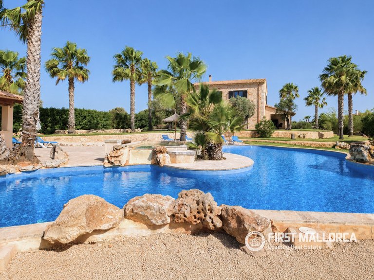 Country House for Sale in Santanyí, Balearic Islands 1