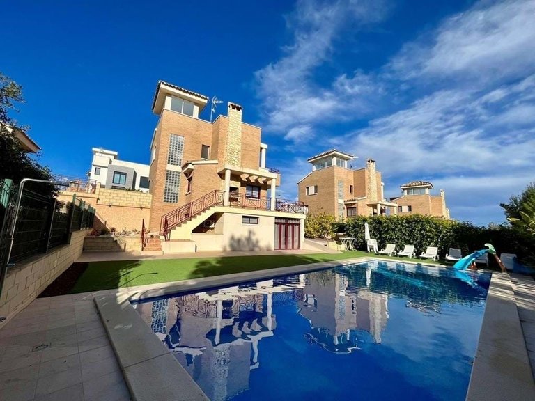 Villa for Sale in La Nucía, Alicante 1