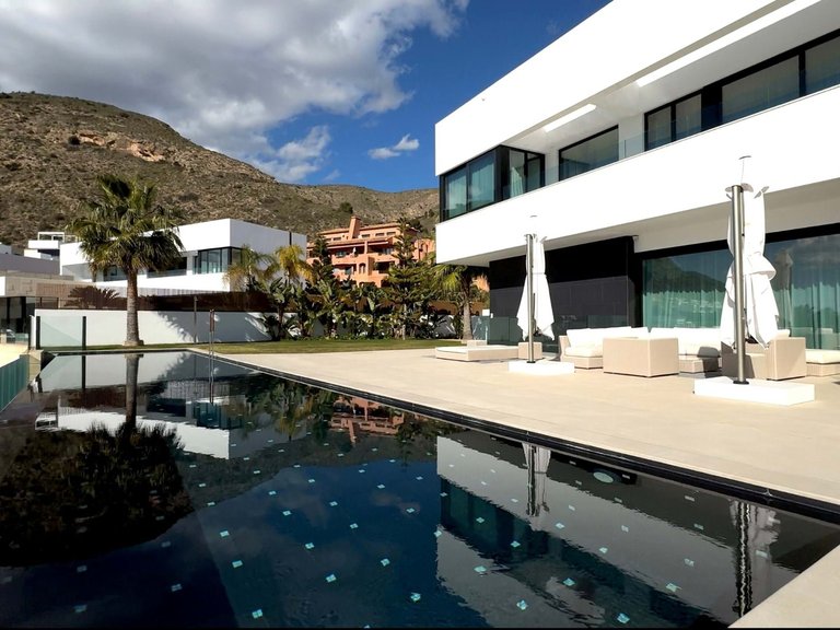 Villa for Sale in Cala de Finestrat, Finestrat, Alicante 1