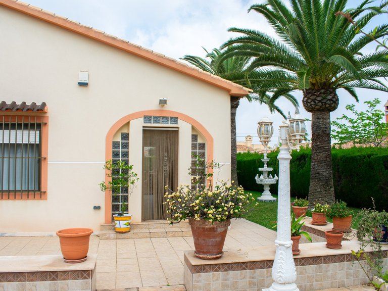 Villa for Sale in MUY CERCA DE LA PLAYA, Orihuela Costa, Alicante 1