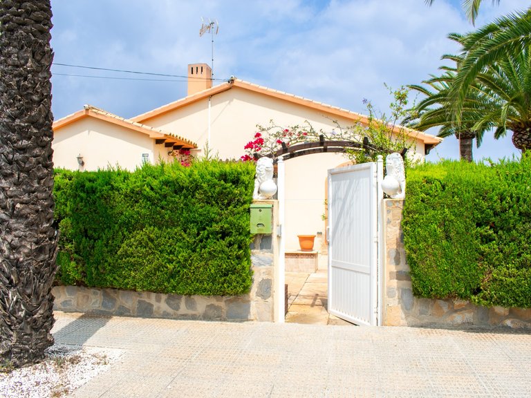 Villa for Sale in MUY CERCA DE LA PLAYA, Orihuela Costa, Alicante 4