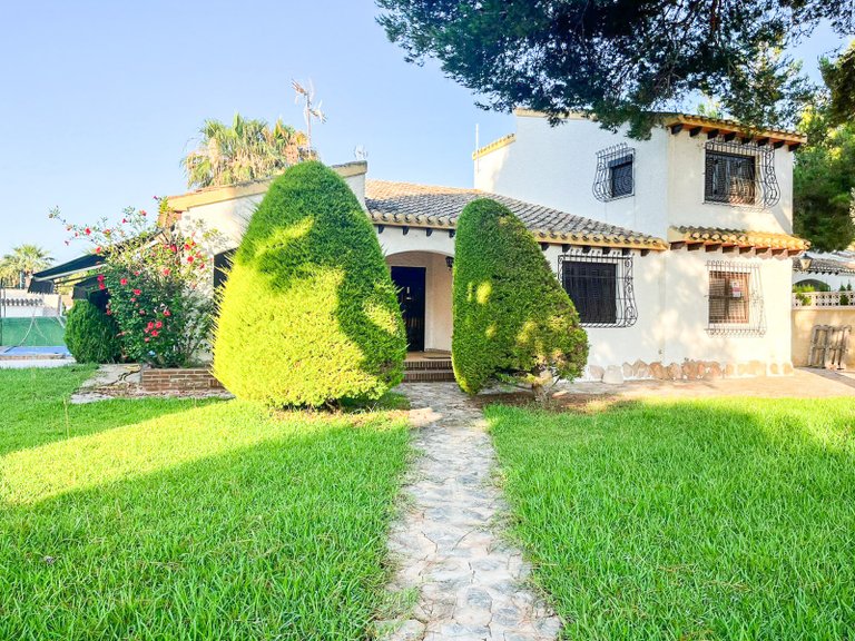 Villa for Sale in Punta Prima, Orihuela Costa, Alicante 9