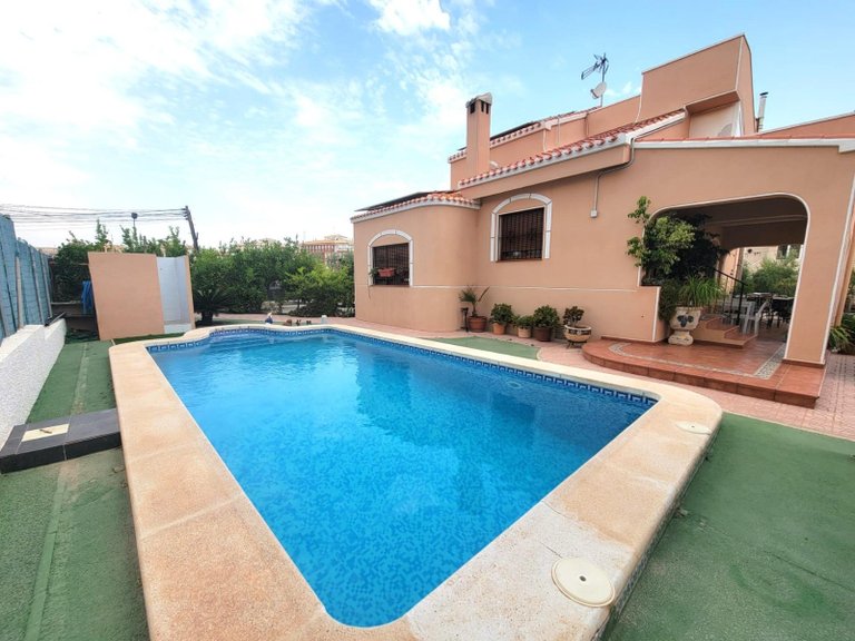 Villa for Sale in Aguas Nuevas, Torrevieja, Alicante 1