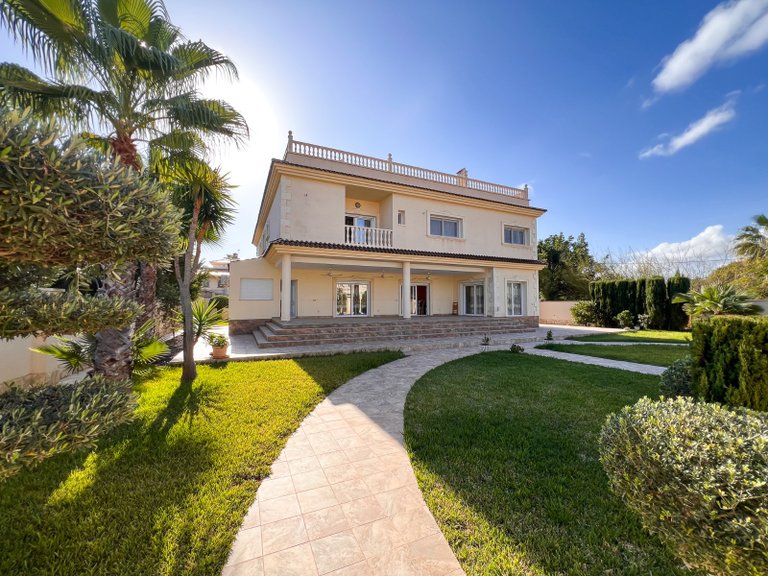 Villa for Sale in Orihuela Costa, Alicante 1