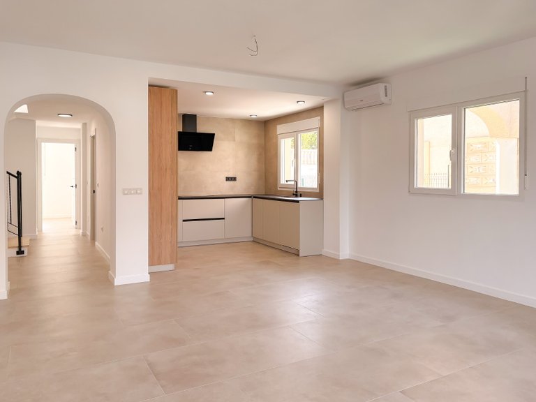 Villa for Sale in Pueblo Acantilado - Venta Lanuza, El Campello, Alicante 4