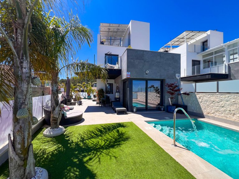 Villa for Sale in Los Balcones, Torrevieja, Alicante 1