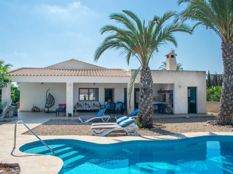 Villa for Sale in Guardamar Del Segura, Alicante 1
