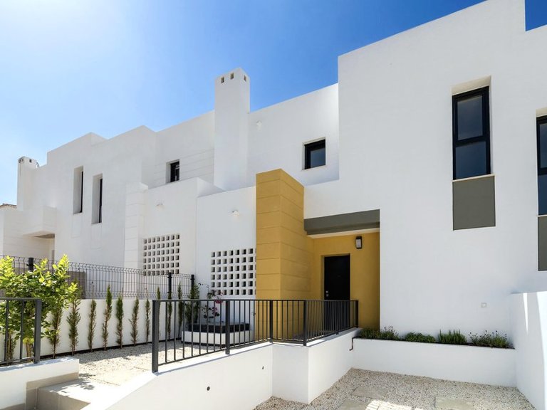 Villa for Sale in Busot, Zona Bonalba Golf (alicante), Alicante 1