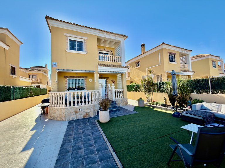 Villa for Sale in Guardamar, Alicante 1