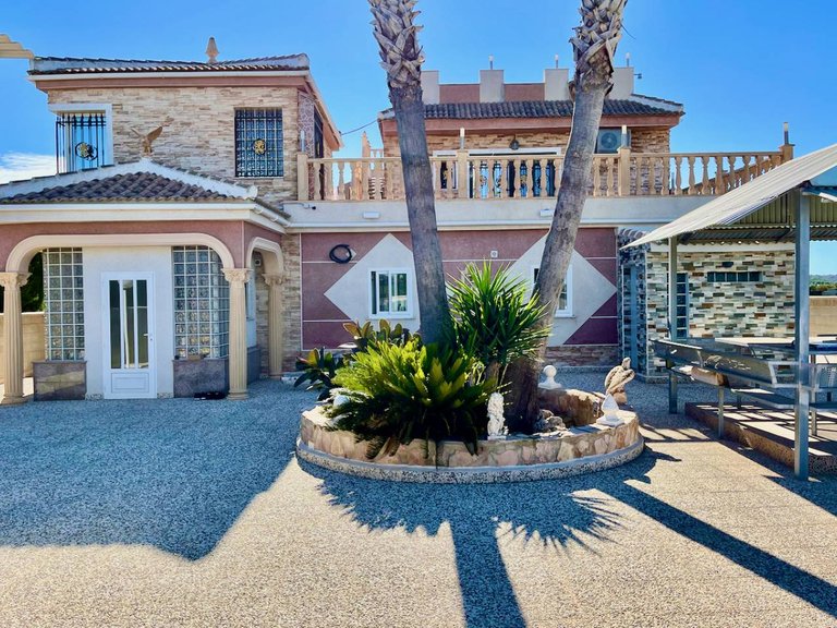 Villa for Sale in Guardamar Del Segura, Alicante 1