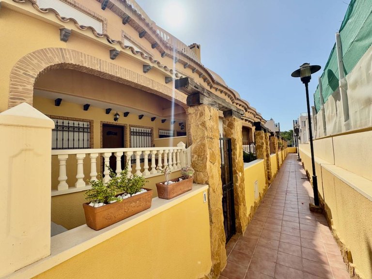 Villa for Sale in Guardamar Del Segura, Alicante 1