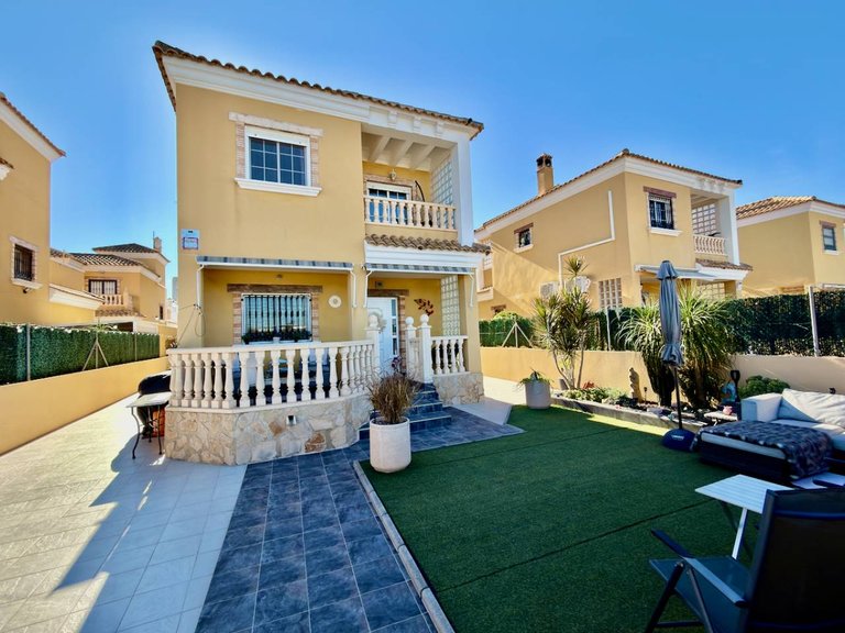 Villa for Sale in El Raso, Guardamar Del Segura, Alicante 1