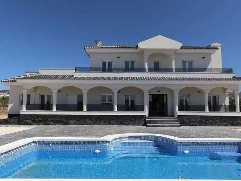 Villa for Sale in Pinoso, Alicante 2