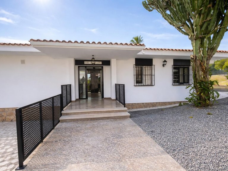 Villa for Sale in La Nucía, Alicante 24
