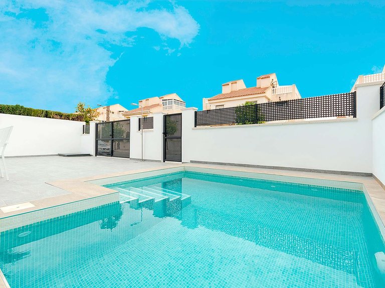 Villa for Sale in Torrevieja, Alicante 3