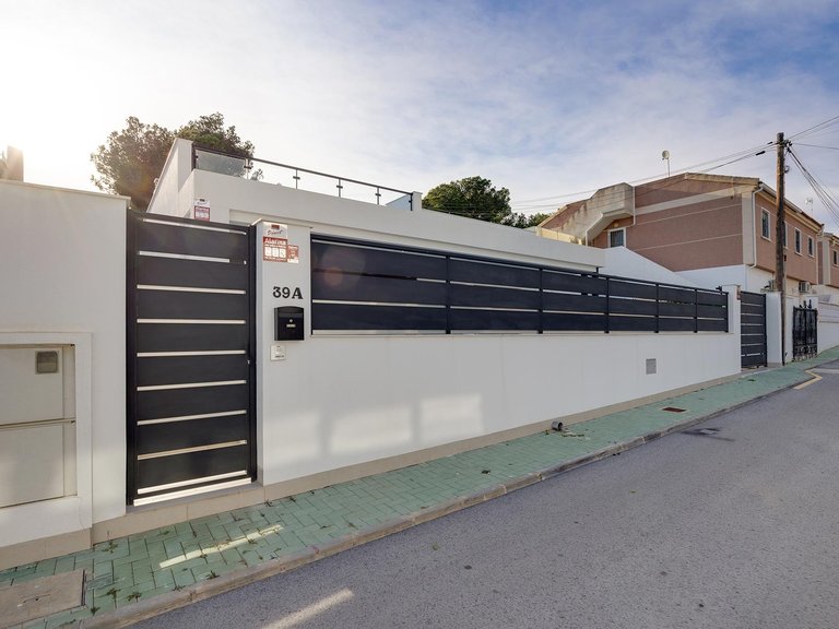 Villa for Sale in Pinar De Campoverde, Alicante 28