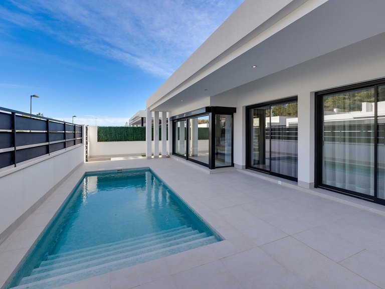 Villa for Sale in Pinar De Campoverde, Alicante 1