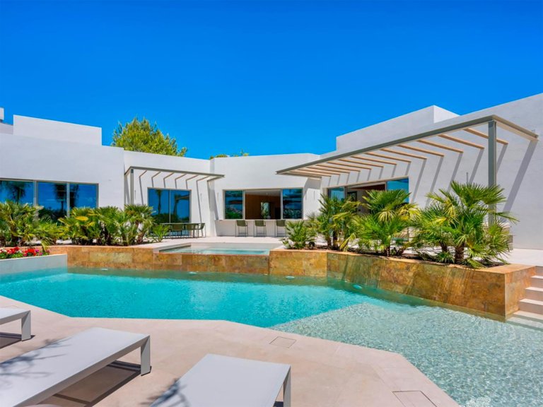 Villa for Sale in Orihuela Costa, Alicante 1